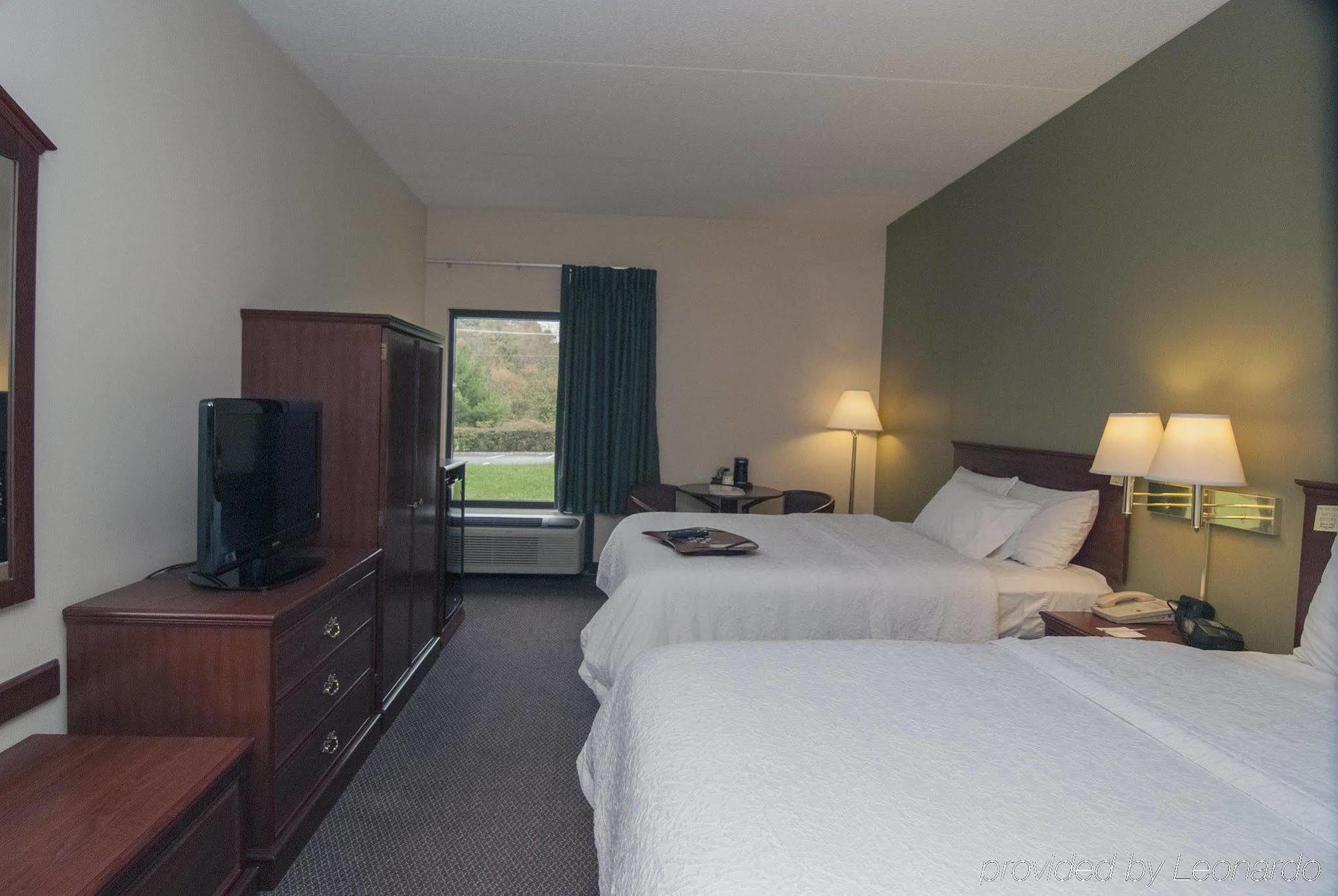 Hampton Inn Flemington Bagian luar foto